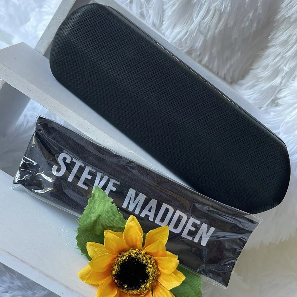 Steve Madden Case With Cloth - Picture 2 of 4